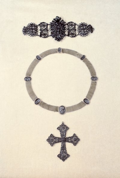 Bijoux de Berlin ; Collier de camées en fer forgé - German School